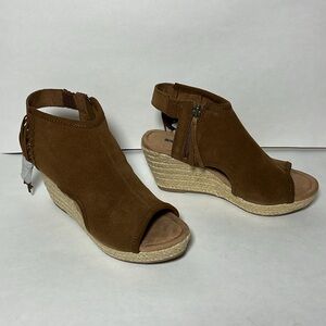 NWOT Minnetonka Brown Suede Peep-toe Wedge with fringe size 8